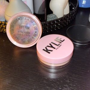 KYLIE JENNER SETTING POWDER IN COLOR SOFT PINK